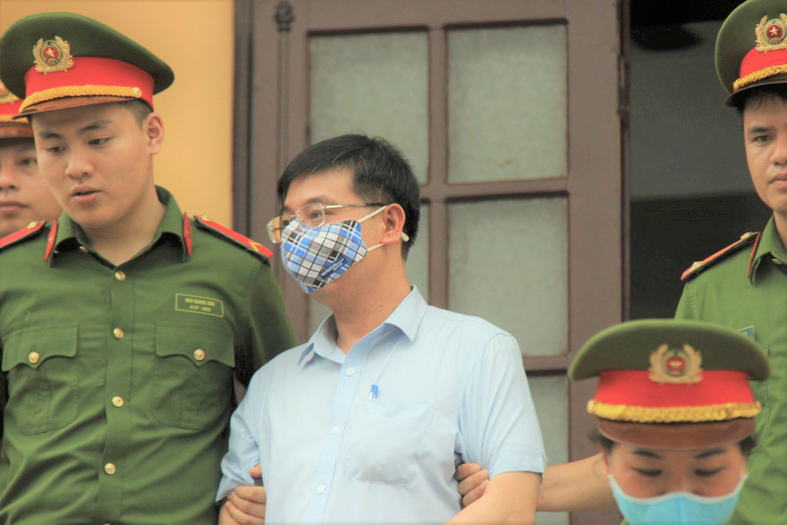 Bị cáo Khương Ngọc Chất kêu oan, nói chỉ nhờ xem điểm trước.