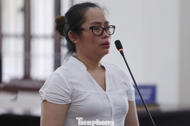 Bị cáo Bùi Thanh Trà bật khóc khiến tòa phải tạm dừng xét hỏi.