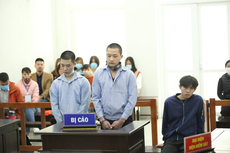 Từ trái qua, các bị cáo Vỹ, Diu và Sơn tại tòa.