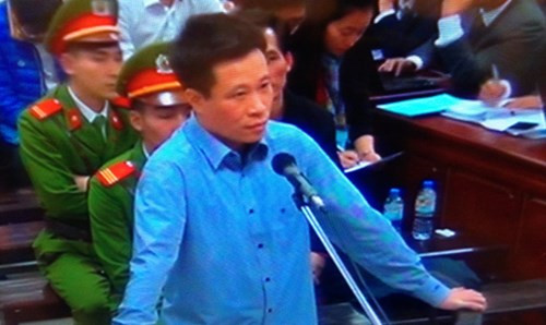 Hà Văn Thắm trước vành móng ngựa.