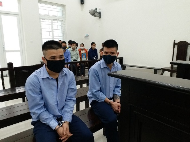 Từ trái qua, các bị cáo Nguyễn Xuân Học, Nguyễn Xuân Hằng.