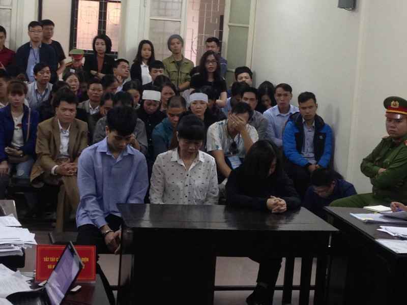 Các bị cáo trong vụ án (3 người ngồi bàn khai báo).