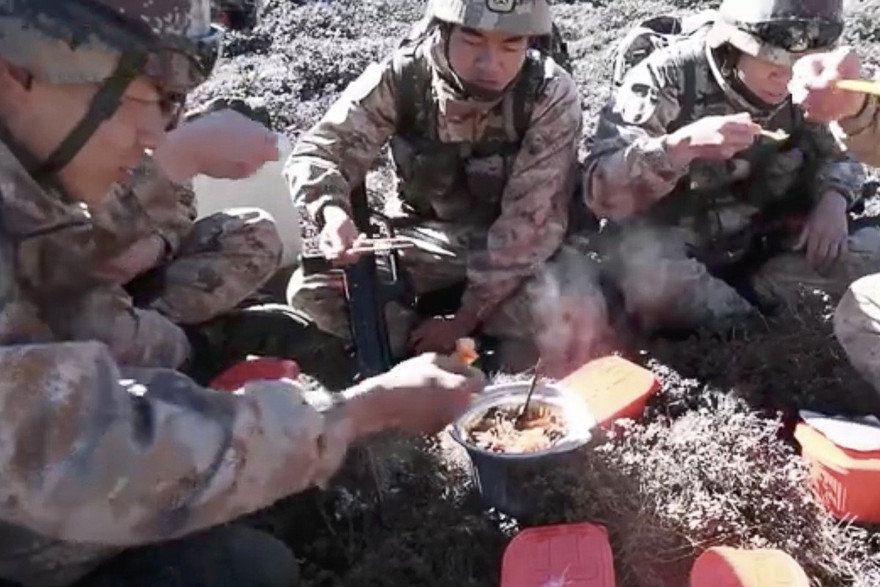 Lính Trung Quốc đóng quân trên vùng biên giới Himalaya được tiếp tế món lẩu mùa đông yêu thích bằng máy bay không người lái.