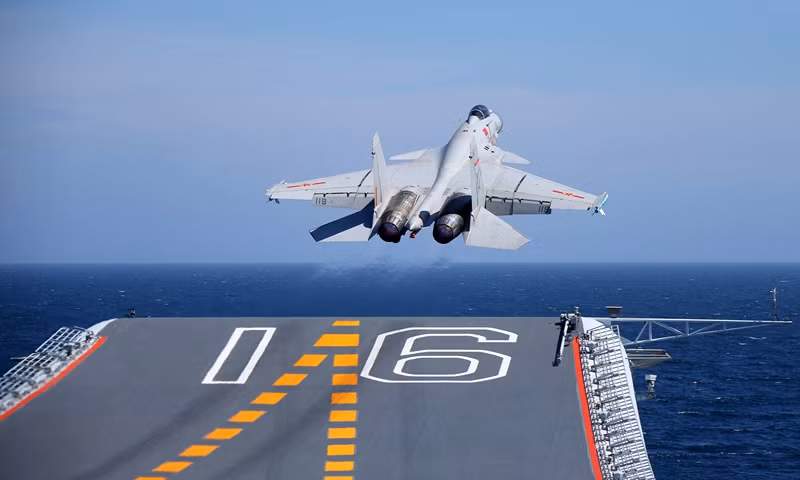 Tiêm kích J-15 trên tàu sân bay Liêu Ninh
