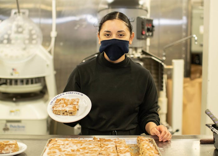 Chuyên gia ẩm thực Seaman Marilyn Mejiasanchez với món tráng miệng trên tàu USS Gerald R. Ford