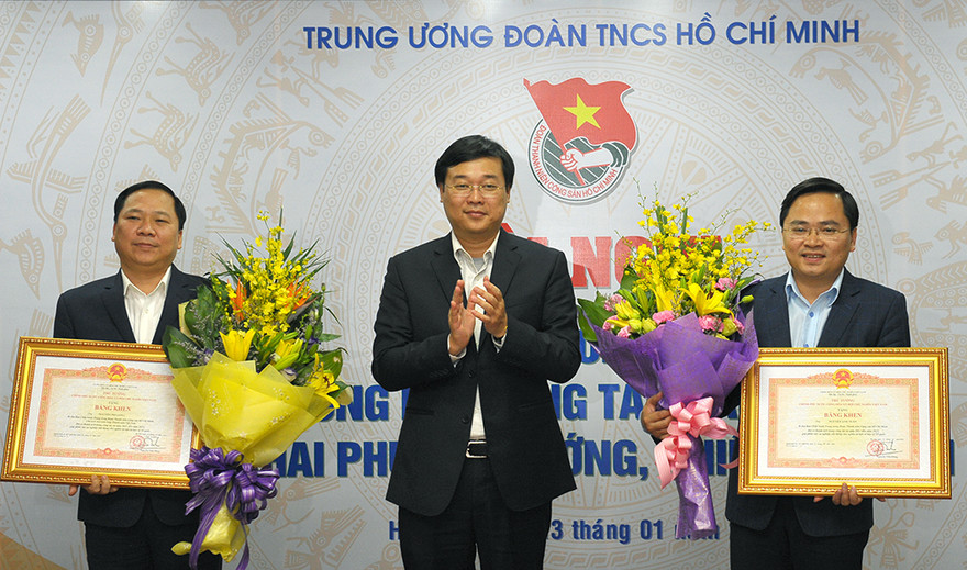 Bí thư thứ nhất T.Ư Đoàn Lê Quốc Phong (giữa ảnh) trao tặng bằng khen của Thủ tướng Chính phủ cho anh Nguyễn Phi Long - Bí thư T.Ư Đoàn, Chủ tịch T.Ư Hội LHTN Việt Nam và anh Nguyễn Anh Tuấn - Bí thư T.Ư Đoàn
