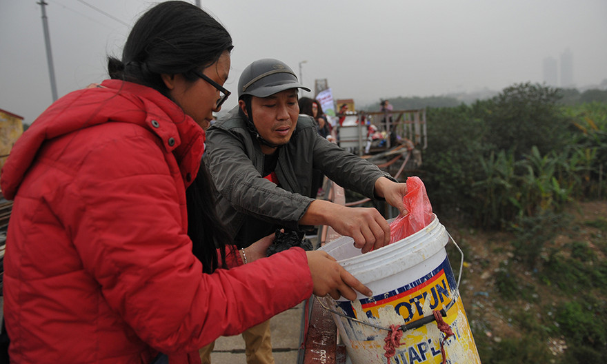 Giới trẻ Hà thành giúp người dân thả cá tiễn ông Táo