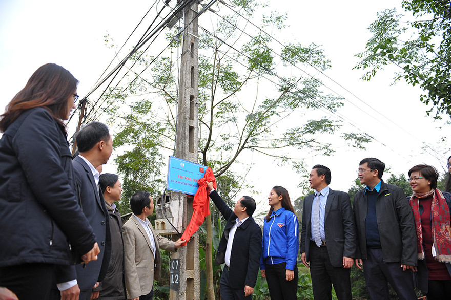 Quang cảnh khánh thành công trình thắp sáng đường quê