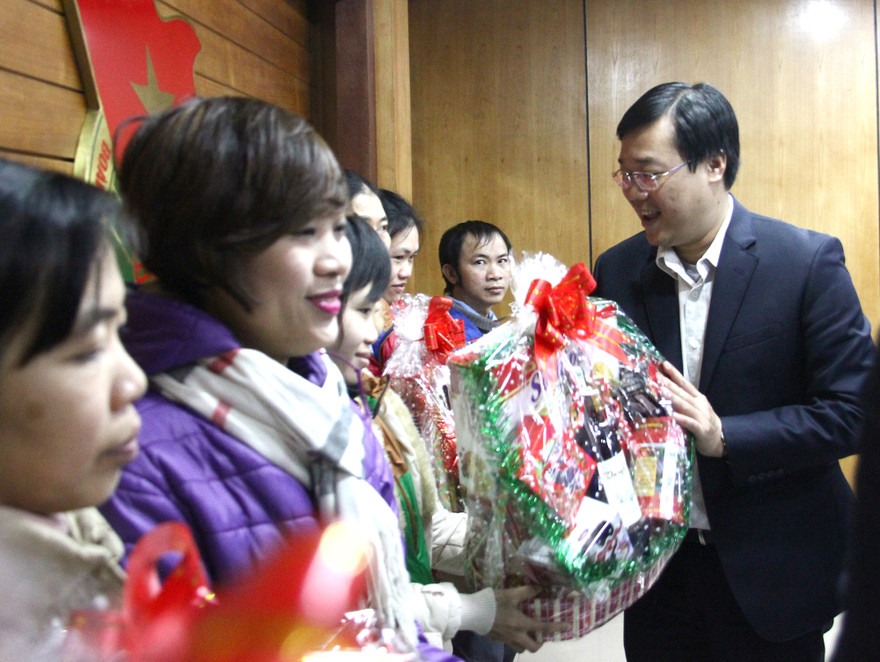 Bí thư thứ nhất T.Ư Đoàn Lê Quốc Phong trao quà Tết cho cán bộ công nhân viên người lao động có hoàn cảnh khó khăn