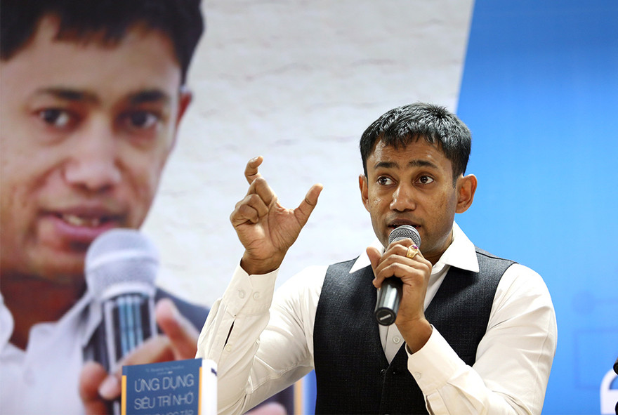 Kỷ lục gia trí nhớ Biswaroop chia sẻ tại chương trình