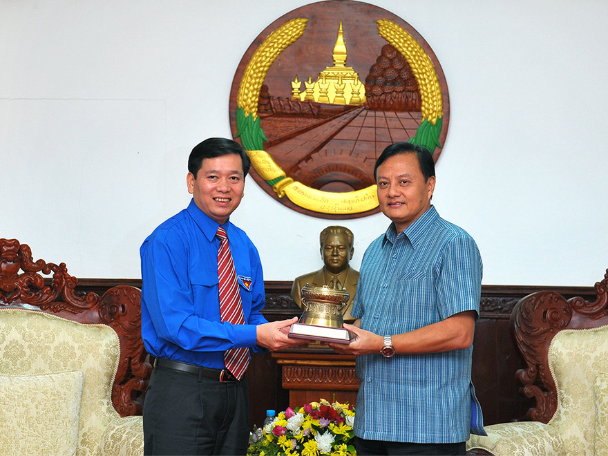 Bí thư T.Ư Đoàn Nguyễn Long Hải tặng quà lưu niệm Tỉnh trưởng Savanakhet Santiphap Phomvihane 