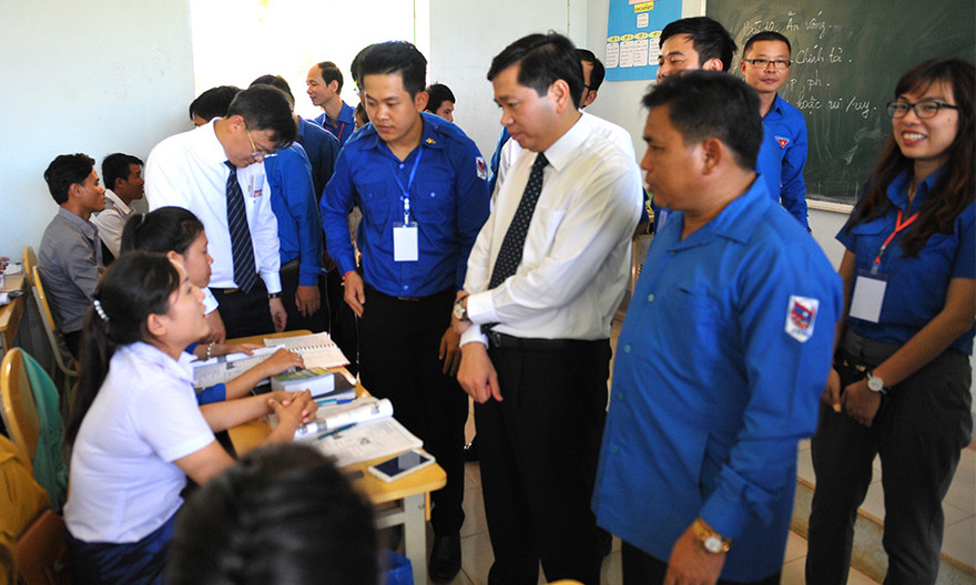 Bí thư T.Ư Đoàn Nguyễn Long Hải dẫn đầu đoàn đại biểu thanh niên Việt Nam thăm Trung tâm Tiếng Việt, ĐH Champasack