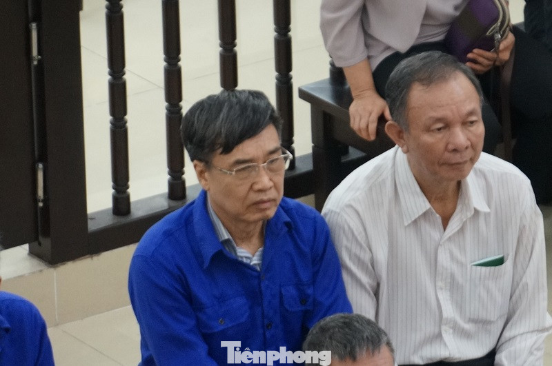 Ông Lê Bạch Hồng (đeo kính) tại tòa.