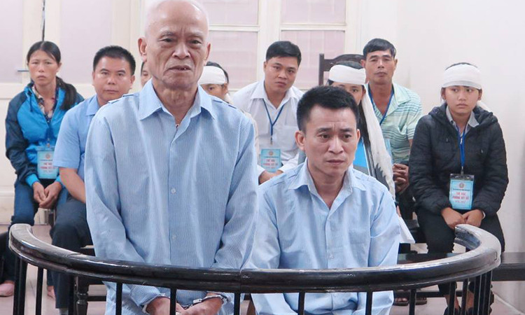 Hai bố con ông Đức tại toà.