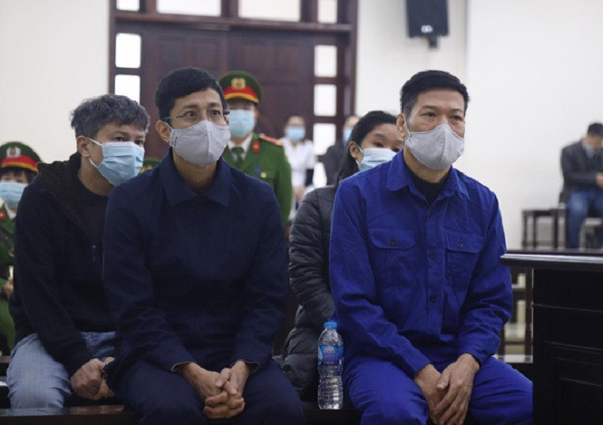 Bị cáo Nguyễn Nhật Cảm (bìa phải ảnh).