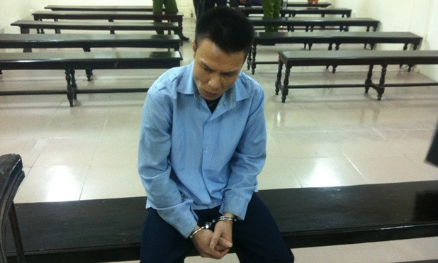 Đối tượng Nguyễn Anh Tuấn tại phiên toà.