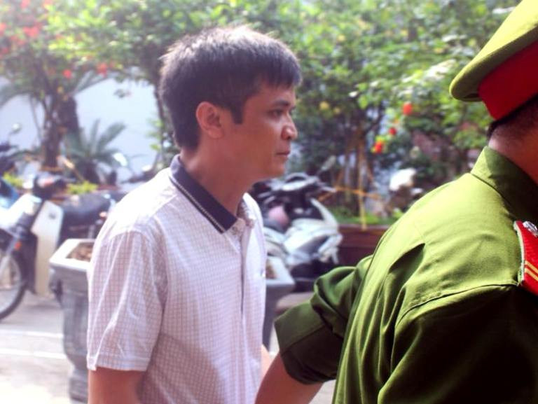 Bị cáo Nguyễn Đình Lê được dẫn giải tới phòng xử.