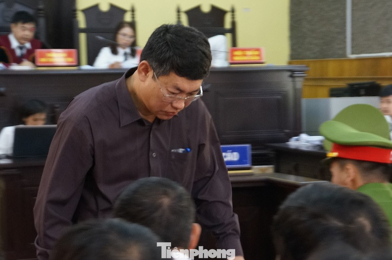 Ông Lê Trọng Bình - Phó chủ tịch UBND TP Sơn La khẳng định chỉ nhờ xem điểm nhưng con mình được nâng điểm.