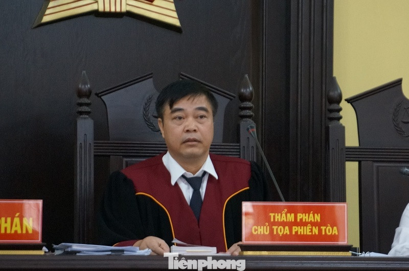 Chủ tọa cho biết ông Nguyễn Minh Khoa - nguyên Phó phòng PA03 Công an Sơn La đã bỏ khỏi nơi cư trú.