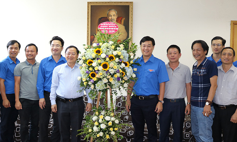 Bí thư thứ nhất T.Ư Đoàn tặng hoa chúc mừng Báo Tiền Phong nhân dịp Ngày Báo chí Cách mạng Việt Nam