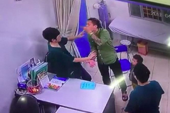 Hình ảnh cắt từ clip vụ bác sĩ Bệnh viện Xanh Pôn bị hành hung