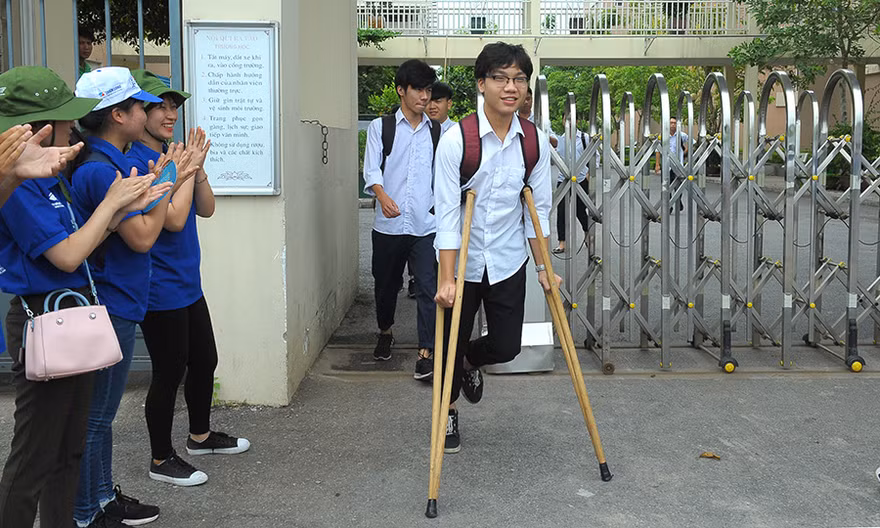 Kết thúc thi tổ hợp tự nhiên: Thí sinh cười tươi dù than đề khó