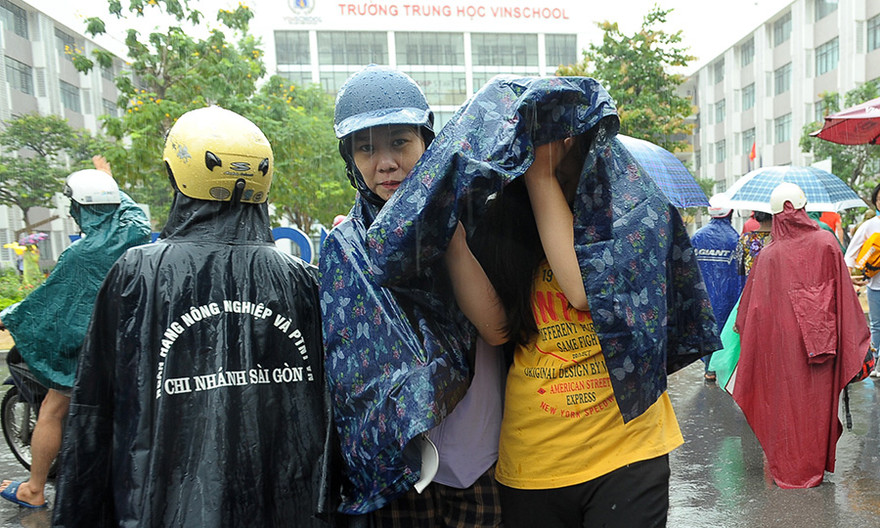 Phụ huynh dầm mưa đợi con, sĩ tử chân trần đội Atlat rời phòng thi