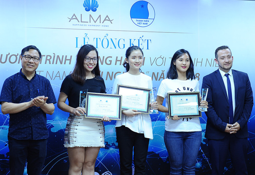 Ba bạn trẻ giành học bổng chương trình "Đồng hành với thanh niên Việt Nam khởi nghiệp"