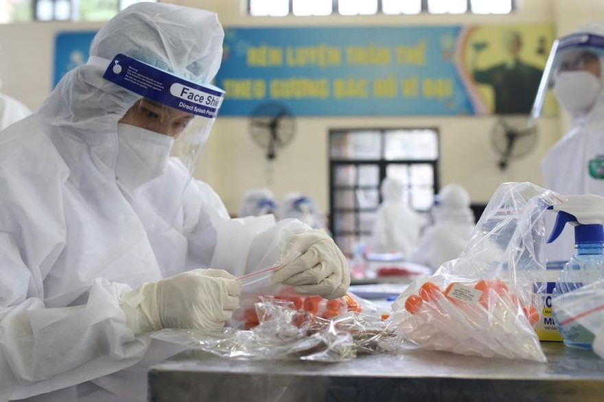 Cơ quan y tế xét nghiệm COVID-19.