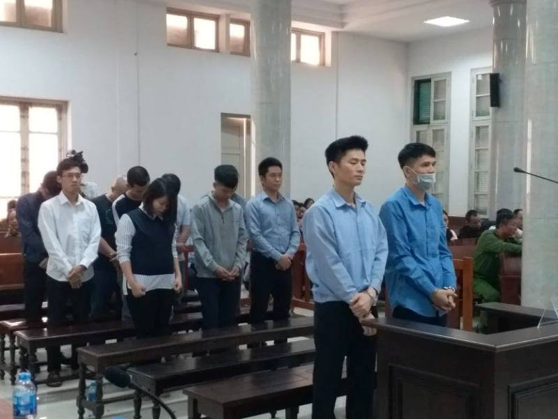 Các bị cáo nghe tòa tuyên án.