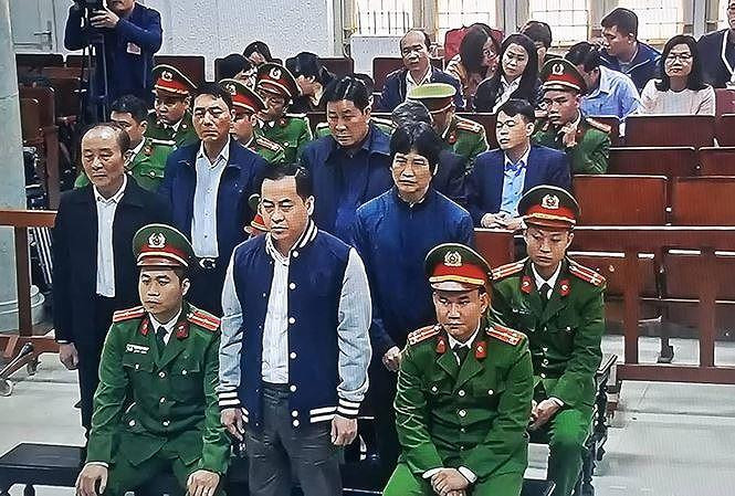 Vũ "nhôm" và các bị cáo trong vụ tại TAND TP Hà Nội.