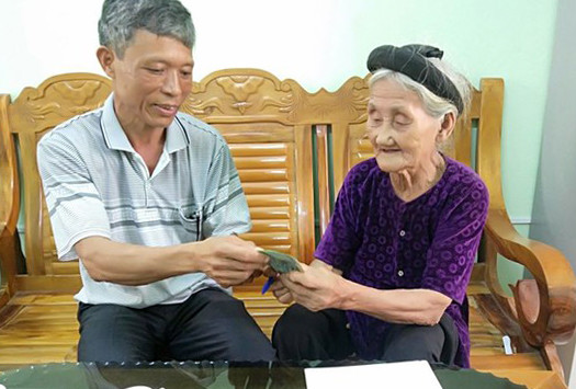 Bà Đỗ Thị Mơ ủng hộ tiền từ việc bán rau, bán trứng để phòng chống dịch