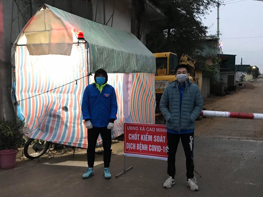 Nhóm nam sinh tình nguyện trắng đêm trực chốt phòng chống dịch COVID-19