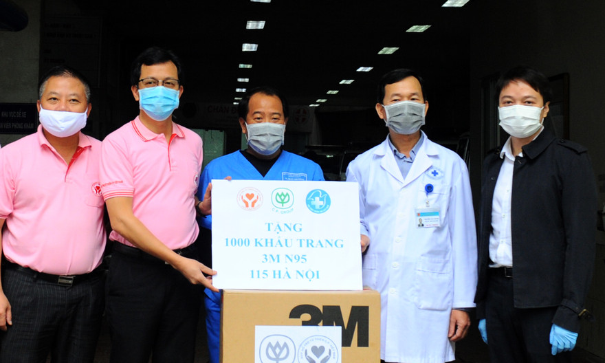 Những chiếc khẩu trang chuẩn N95 gửi tặng Trung tâm cấp cứu 115 chiều 24/4. Ảnh: Xuân Tùng
