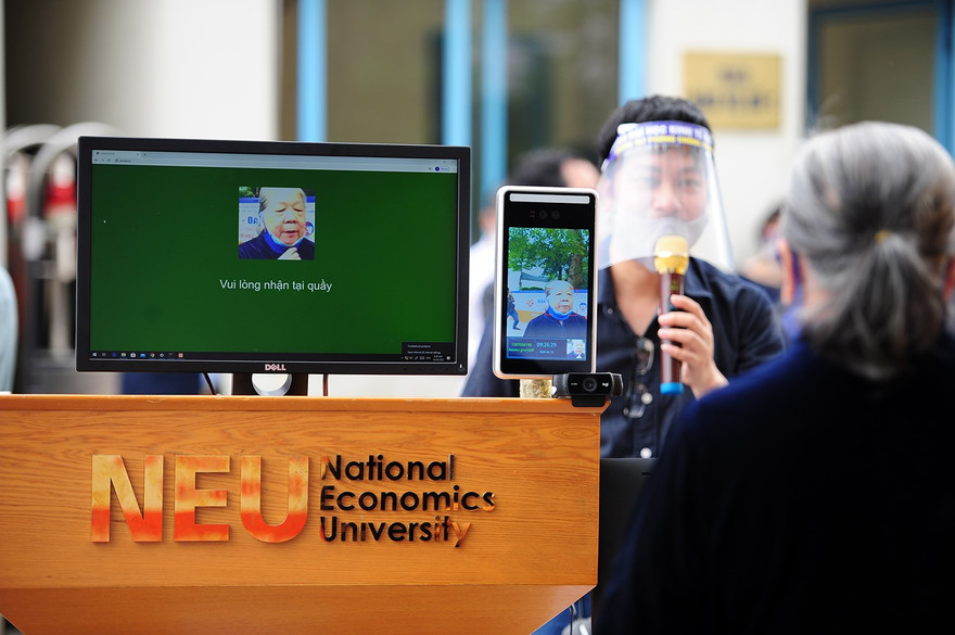 Cây ATM gạo nhận diện gương mặt ở Hà Nội giúp người nghèo trong dịch