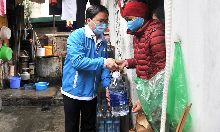 Bí thư thường trực T.Ư Đoàn, Chủ tịch T.Ư Hội LHTN Việt Nam Nguyễn Anh Tuấn trao quà cho người dân. Ảnh: Xuân Tùng