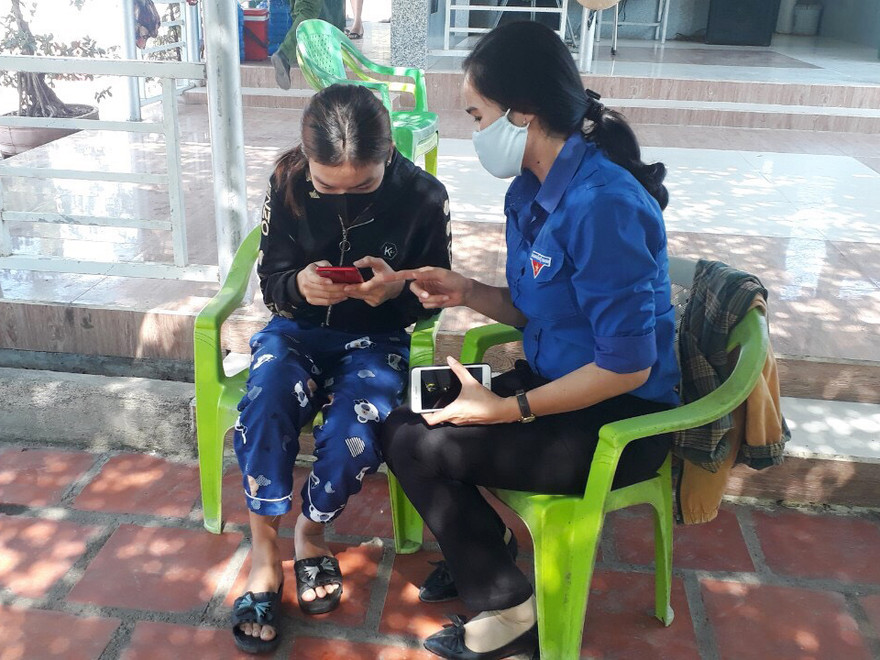 Đoàn viên thanh niên Ninh Thuận hỗ trợ người dân khai báo y tế