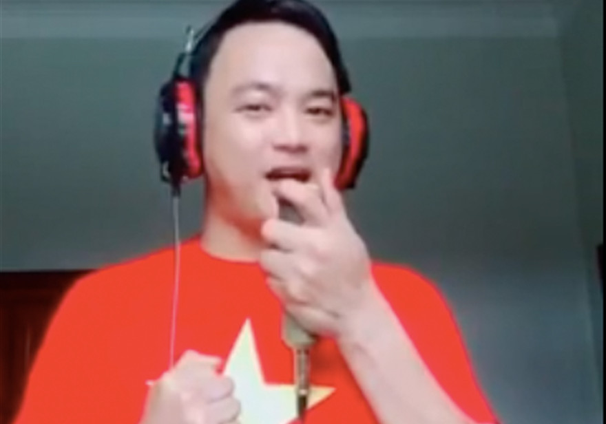 Thầy giáo gây sốt từ 'Tình người qua chiếc khẩu trang' đến 'Cùng đánh tan COVID'