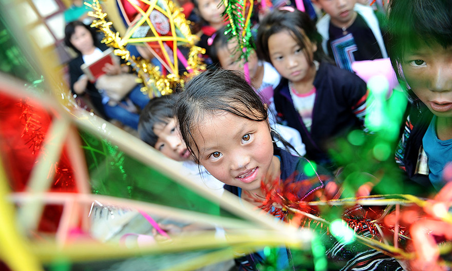 Trẻ em rẻo cao Sa Pa vui Tết Trung thu sớm