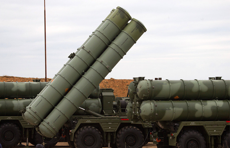 Một khẩu đội S-400 có 4 xe phóng, mỗi xe có 4 ống phóng