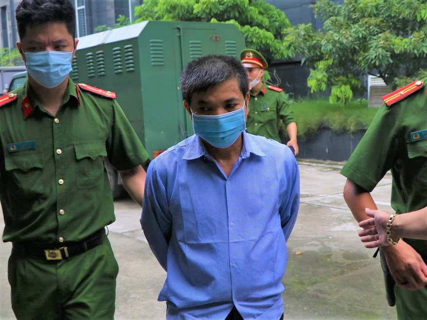 Đỗ Ngọc Anh được dẫn giải tới tòa.
