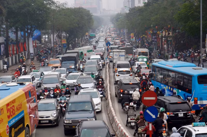 Phố Thái Hà, dòng người và phương tiện lấp kín cả vỉa hè, lòng đường. Theo ghi nhận, nhiều tuyến phố khác cũng diễn ra tình trạng tương tự.