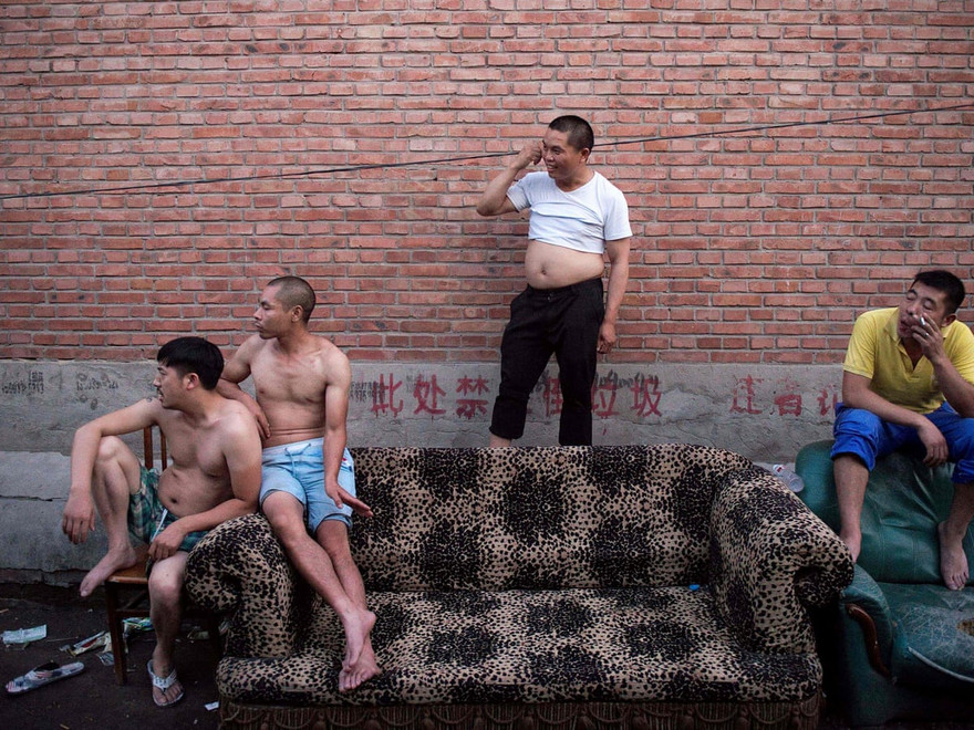 Mua xe, làm nhà, lấy vợ là ba ngọn núi khó vượt qua của đàn ông nông thôn Trung Quốc