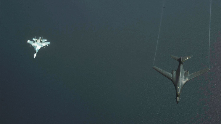 Su -27 đánh chặn máy bay ném bom B-1 trên biển Baltic