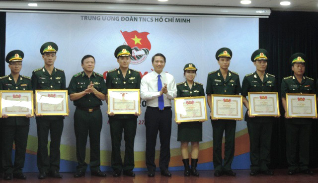 Anh Nguyễn Ngọc Lương - Bí thư T.Ư Đoàn tặng Bằng khen 20 gương mặt trẻ tiêu biểu, gương mặt trẻ triển vọng BĐBP năm 2017