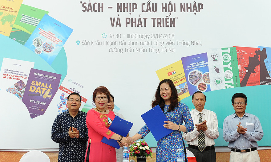 Lễ ký kết xây dựng Tủ sachs Hội nhập kinh tế quốc tế