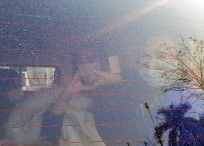 Các bệnh nhân nhiễm COVID - 19 tại nhà máy Poyun bắt đầu được chuyển tới Bệnh viện Đại học Kỹ thuật Y tế Hải Dương từ chiều 29/1. Trong ảnh, một bệnh nhân "bắn tim" trước ống kính phóng viên.