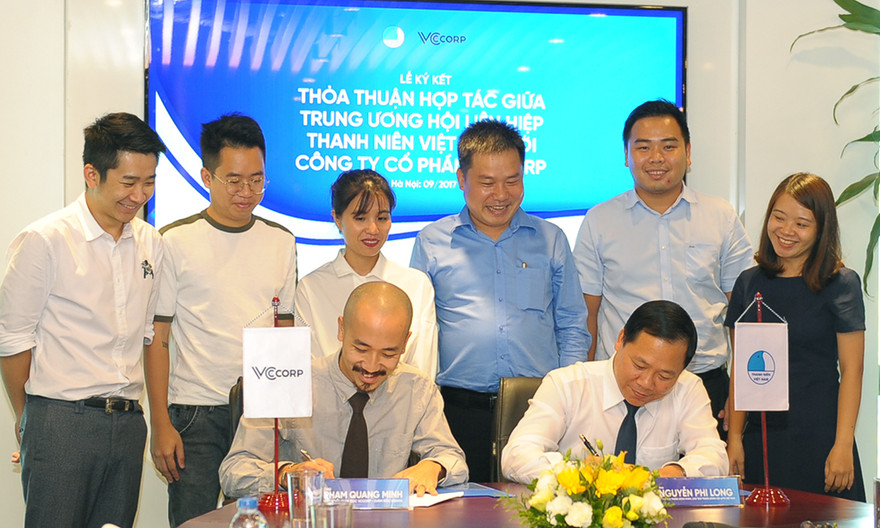 Bí thư T.Ư Đoàn, Chủ tịch T.Ư Hội LHTN Việt Nam Nguyễn Phi Long tặng hoa đại diện Công ty cổ phần VCCorp