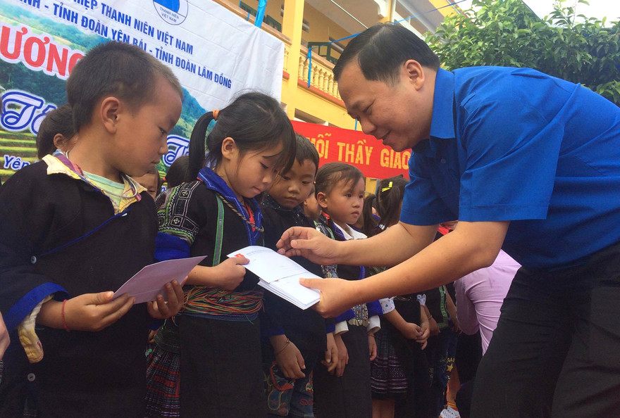 Bí thư T.Ư Đoàn, Chủ tịch T.Ư Hội LHTN Việt Nam Nguyễn Phi Long tặng quà trong chương trình "Cùng tôi đến trường" cho học sinh Kim Nọi