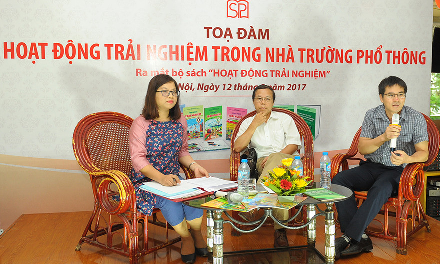 Các vị khách mời chia sẻ tại buổi tọa đàm “Hoạt động trải nghiệm trong nhà trường phổ thông”.